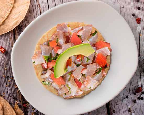 Tostada de ceviche de pescado