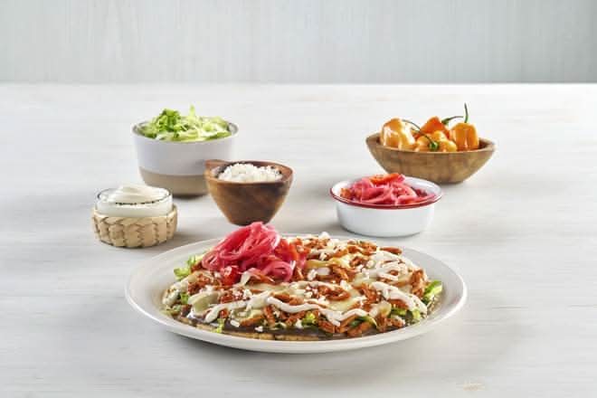 Sope con Quesillo y Guisado