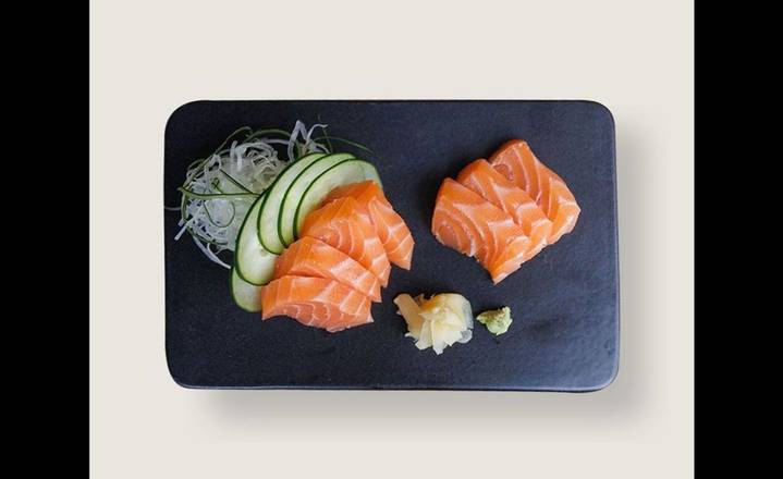 Sashimi de salmón corte grueso
