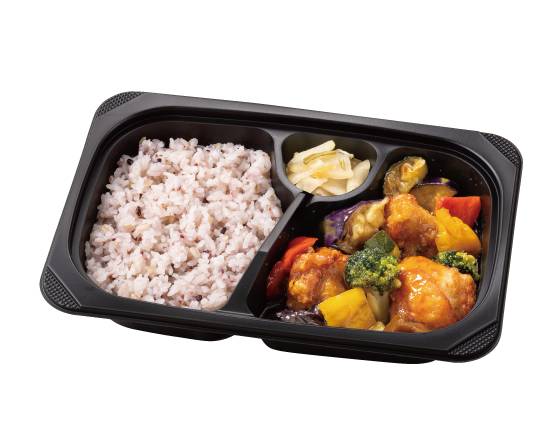 彩り野菜の黒酢から揚げ 十三穀米弁当 Chicken Karaage in Black Vinegar Sauce with Seasonal Vegetables Bento (with 13-Grain Rice)