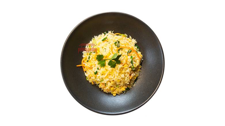 Gebratener Reis, dazu Ei und frisches Gemüse