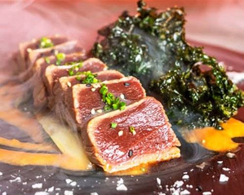 Tataki de atún con chips de kale