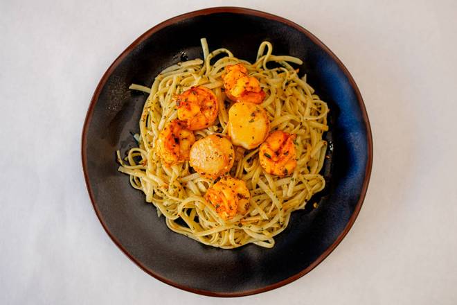Linguine Pasta with Shrimp&Scallops Garlic Sauce