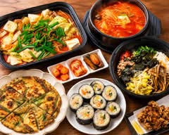 【本格炭火焼肉と本場の韓国料理】明洞