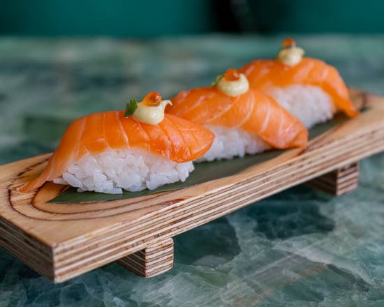 Nigiri de salmón con mahonesa de wasabi y huevas de salmón (und)