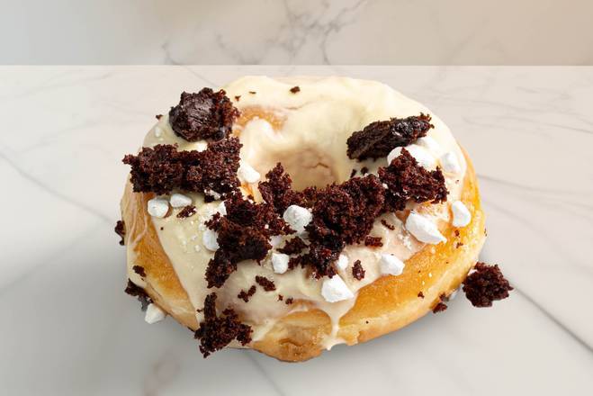 Chocolate cake & meringue with white chocolate sauce - Doughnut