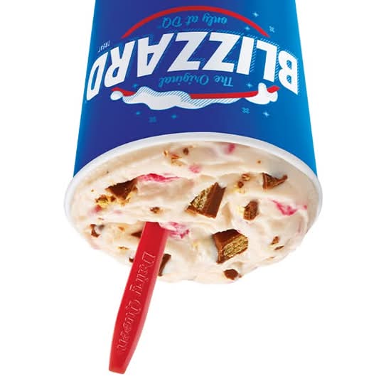 Blizzard® Treat hecho con KitKat® en trozos y fresa
