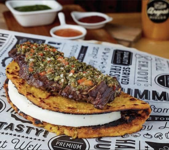 Cachapa de entraña con chimichurri