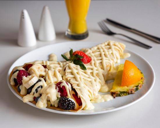 Crêpes galettes de sarrasin avec fruits frais et crème anglaise (Buckwheat Crepes with Fresh Fruits and English Cream)