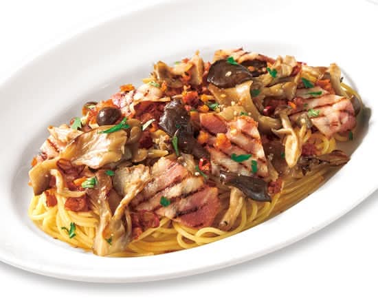 キノコとベーコン、ナッツのペペロンチーノ