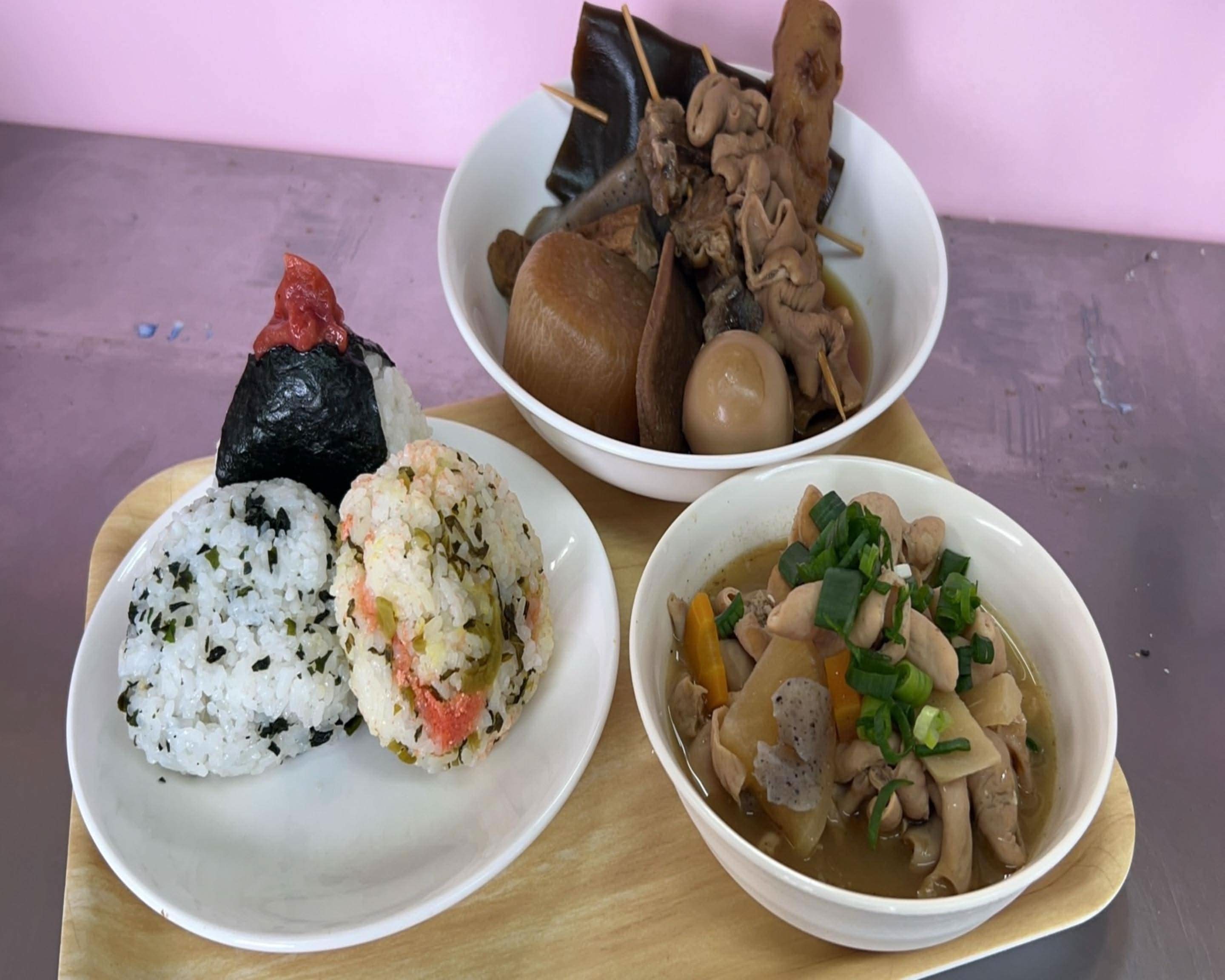 プリプリもつ煮🍲アツアツおでん🍢素材にこだわりのおにぎり】むすびや