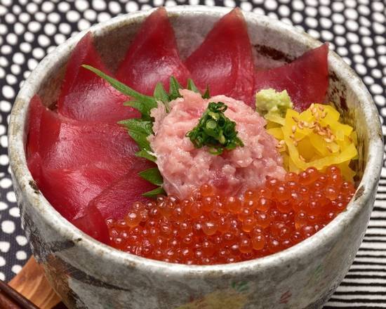 いくらと鉄火丼