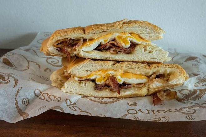 Sandwich bacon, queso y huevo