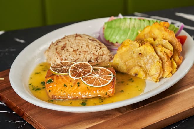 Salmón en Salsa de Alcaparras (Pasta & Rice)