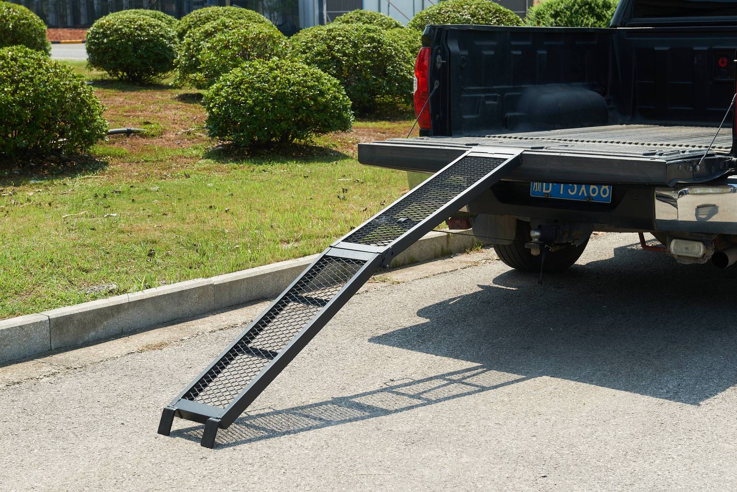 Kobalt 0.9-Ft X 6.63-ft 400-lb Capacity Arched Folding Loading Ramp ...