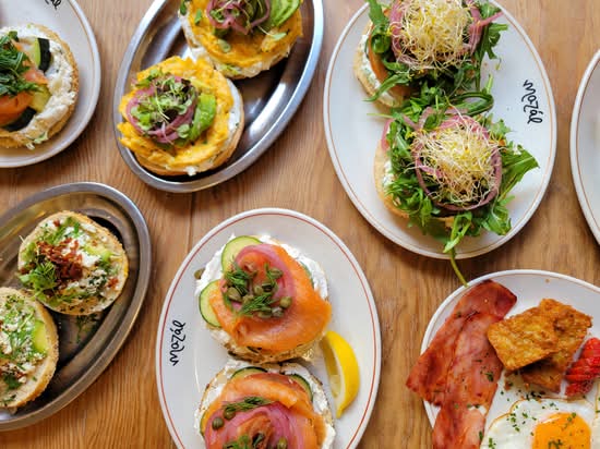 Mazál Bagels & Café, Ópera