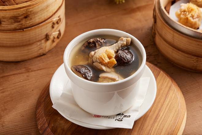鮮貝香菇雞煲湯 Chicken Soup with Scallop and Mushroom