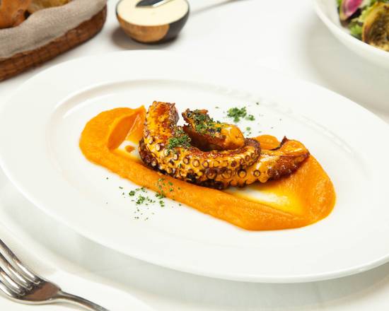 Pulpo braseado a la talla con puré de camote