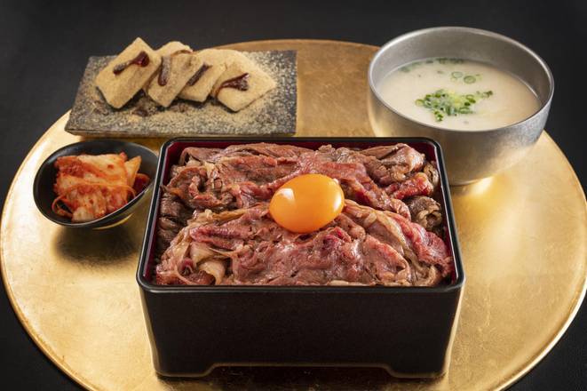 ＜定食＞（卵黄入り）割りしたで作る黒毛和牛丼　和牛とごはん大盛 <Set Meal> (With Egg Yolk) Black Wagyu Beef Rice Bowl with Sukiyaki Stock Wagyu & Rice Large