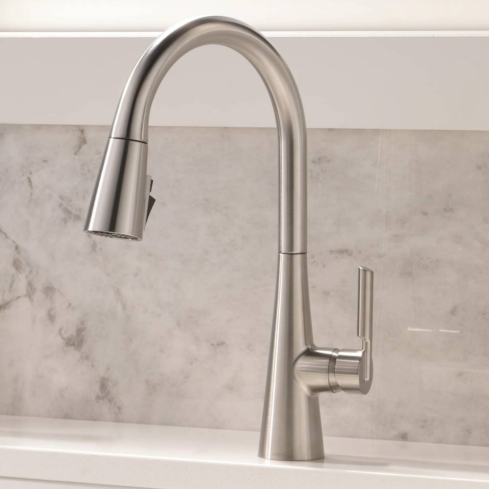 Delta Kylo Stainless Steel Single Handle Pull-down Kitchen Faucet with Sprayer (Deck Plate Included) | 19846Z-SS-DST