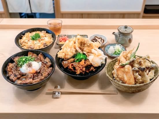 【国産】ジューシー鶏天丼と濃厚牛もつ丼【丼暁】