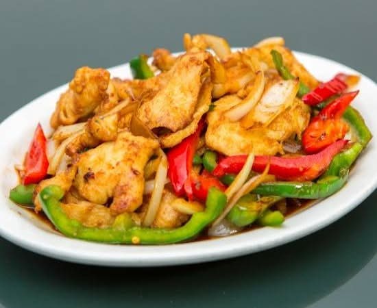 16. Poulet ou bœuf ou Crevette sauté au style Thaï avec riz/ Thaï Style Chicken or Beef or Shrimp with rice / 泰式炒鸡(牛/虾)肉