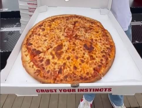 XL Round (18" - 12 cut)