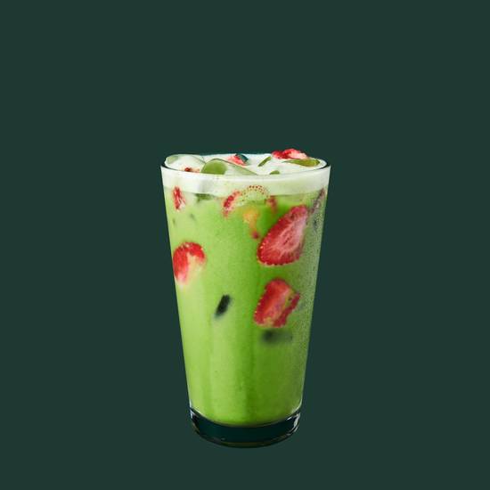 Thé matcha latte glacé à la boisson à l’avoine et aux fraises