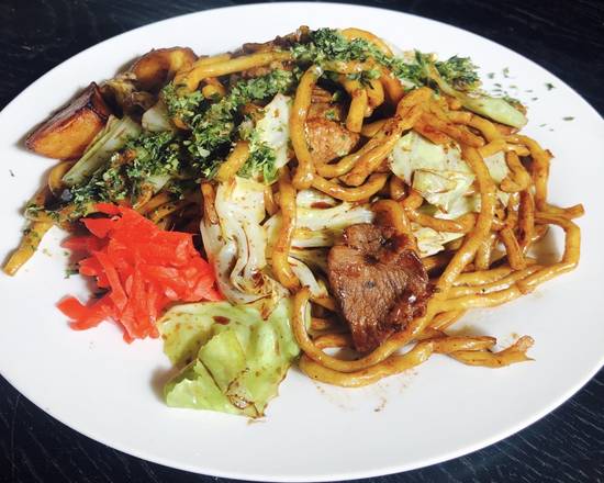 いしはら屋「 肉・ポテト・キャベツ入りの太麺焼きそば」