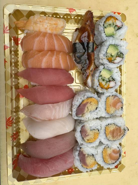 Deluxe sushi dinner (10 pcs nigiri, 9 pcs maki)