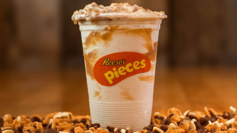 Blizzy Reese avec du beurre d'arachide dans le verre