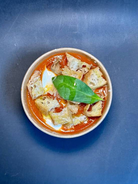 Zuppa di pomodoro, mozzarella e basilico