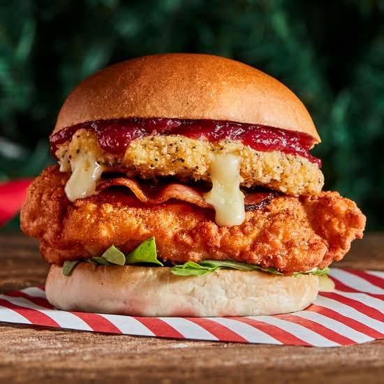 CAMEMBERT FRIED CHICKEN Burger incl. a side