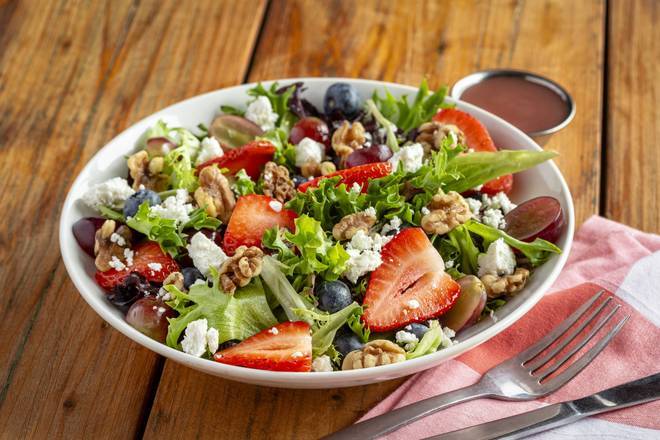 Starter Berry & Goat Cheese Salad