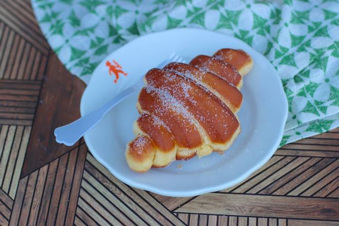Beignet Croissant (filled vanilla cream)