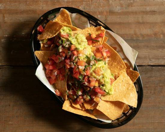 Nachos con pebre y guacamole