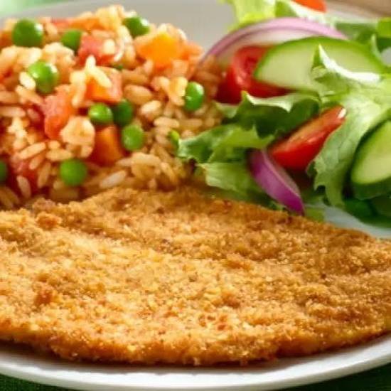 Milanesa de pollo con guarnición