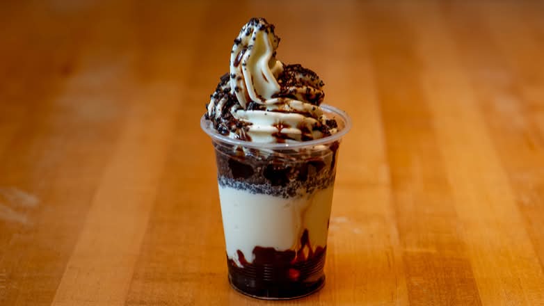 Sundae à la crème glacée molle, fudge chaud et miettes de biscuit
