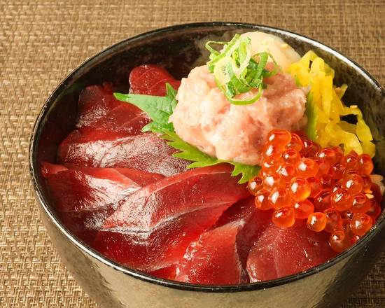 いくら鉄火丼 Salmon Roe and Tuna Rice Bowl
