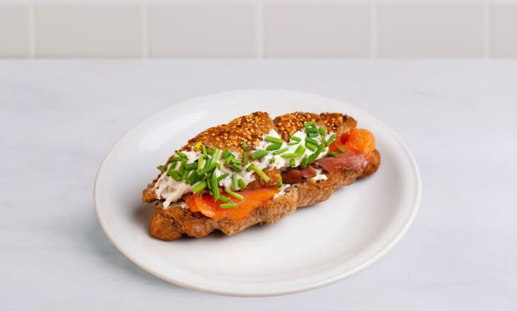 Croissant francês de sementes c/ salmão fumado, queijo creme e cebolinho