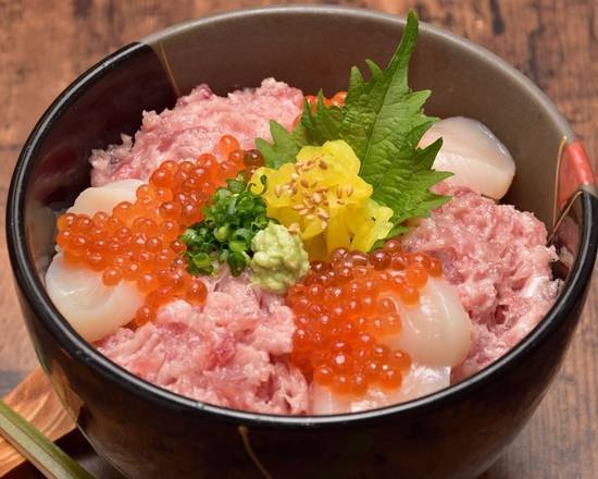 ねぎとろとほたて貝柱、いくら丼 Minced Tuna & Spring Onion + Scallop + Salmon Roe