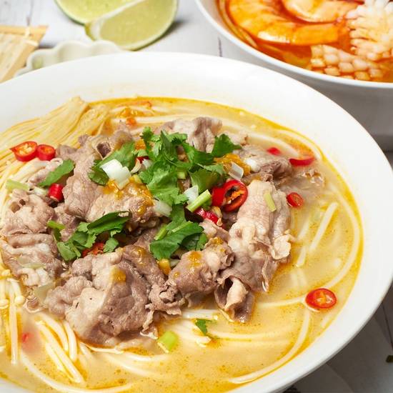 酸汤肥牛米线 Spicy & Sour Rice Noodle Soup with Beef and Enoki Mushroom