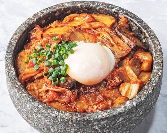 韓国屋台の豚キムチ丼】ムンさんの台所 黄金町店の出前・宅配