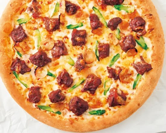 青森県産にんにく香る 牛ハラミの角切りステーキピザ Diced beef skirt steak pizza flavored with Aomori garlic