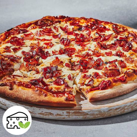 Moyenne pizza pepperoni et bacon fumé artisanal / Medium Pepperoni and Artisanal Smoked Bacon Pizza