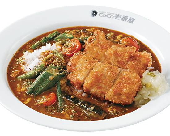 チキンと夏べジのスパイスカレー＋パリパリチキン Chicken and summer vegetable spicy curry with lightly crisped chicken
