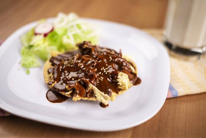 Tostada de pollo bañada en Mole