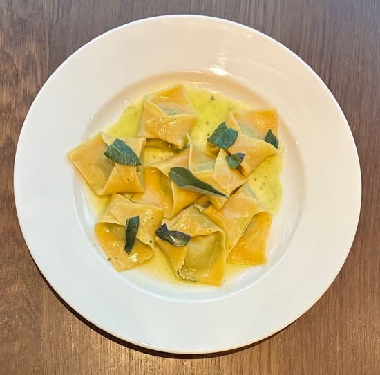 TORTELLONI FATTI IN CASA AL BURRO E SALVIA