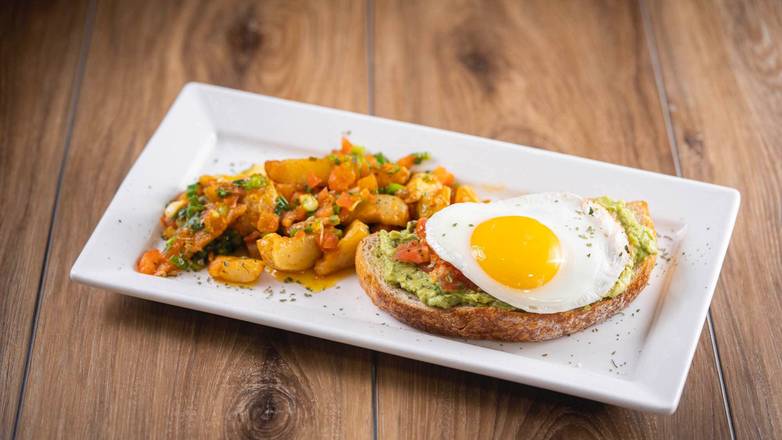 TOSTADA DE AGUACATE & EGGS  CON PAPAS DE LA CASA