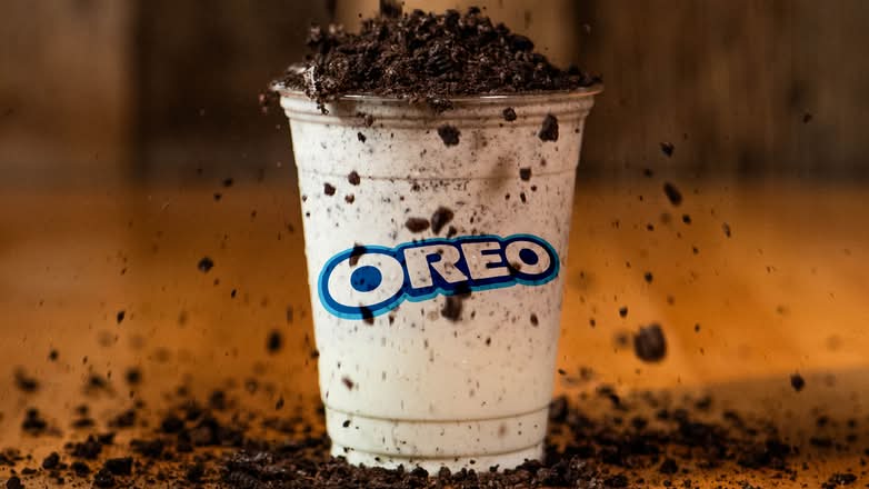 Blizzy Oreo avec des miettes d'Oreo autour du verre